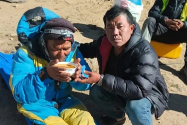 060526 dawa-sherpa drinking tea scaled.jpg